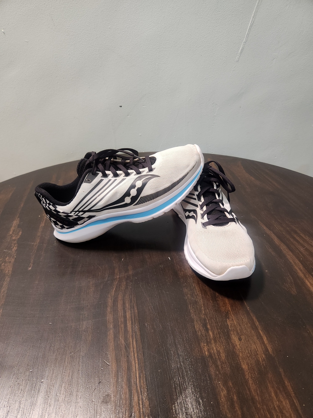 Saucony Kinvara 12 Men's Size 9 White Black Running Shoes Athletic Sneakers